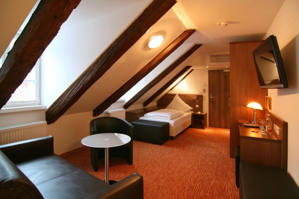 Altstadthotel Arch Regensburg Room photo